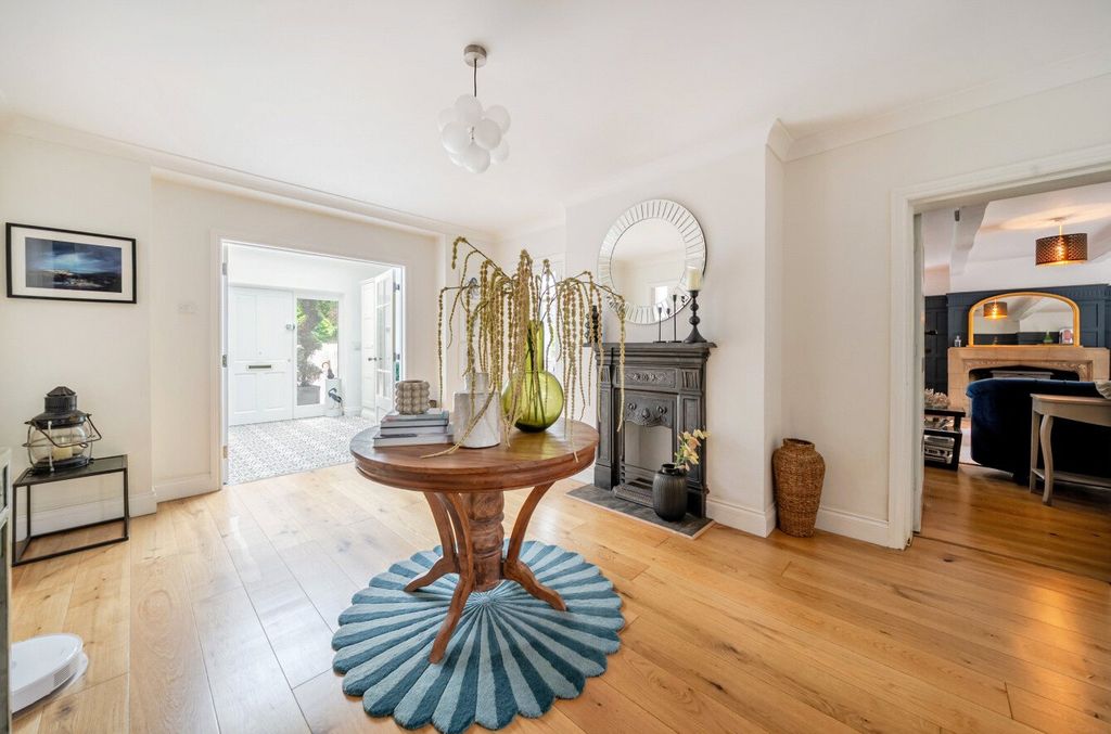 Property photo 3 of 19 Entrance Hall