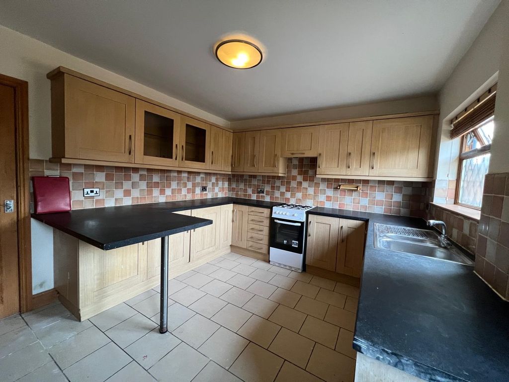 Property photo 2 of 27