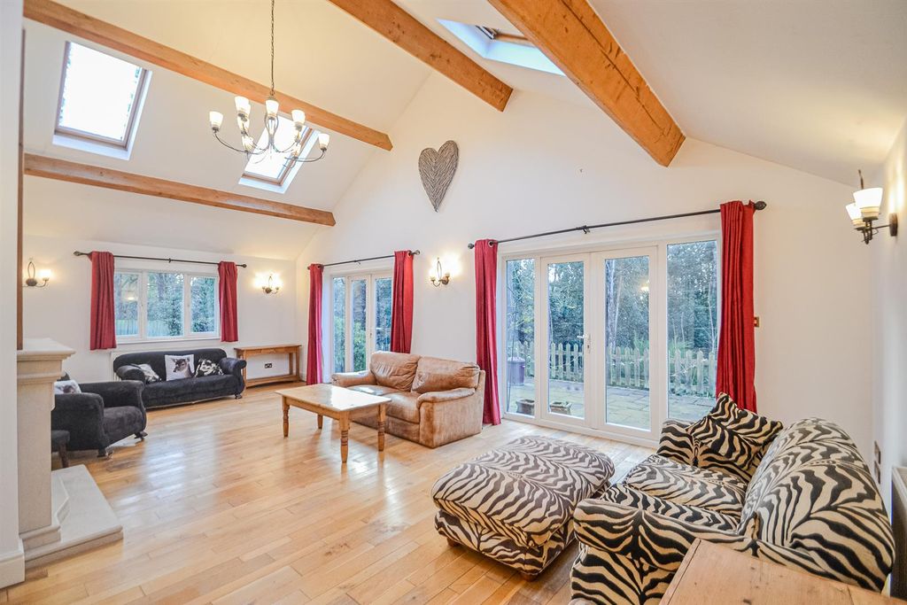 Property photo 2 of 21 Lounge