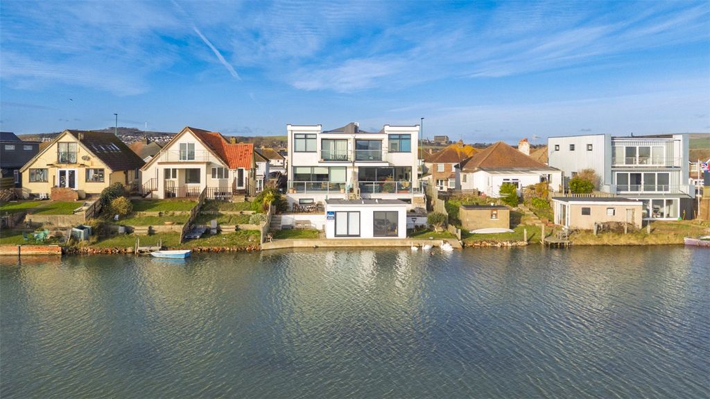 Property photo 1 of 37 Picture No. 06