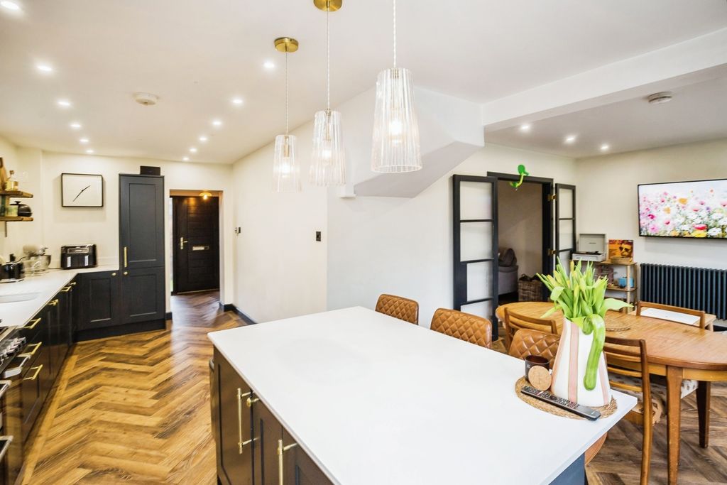 Property photo 3 of 27 Dining Kitchen