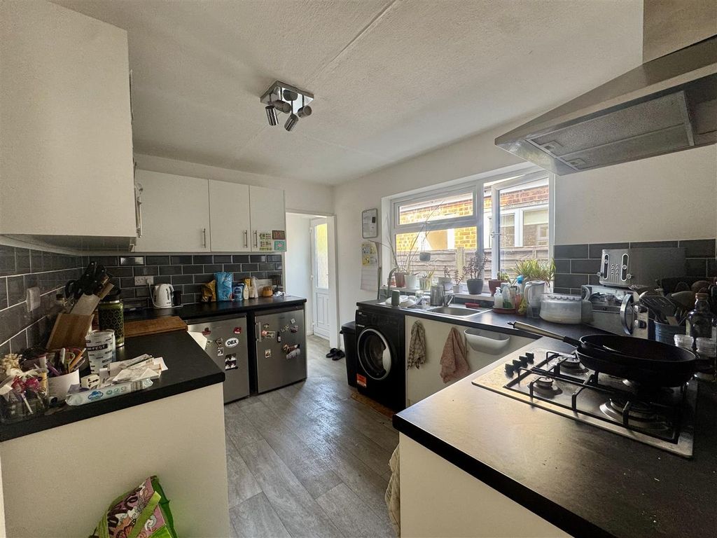 Property photo 3 of 18 Kitchen