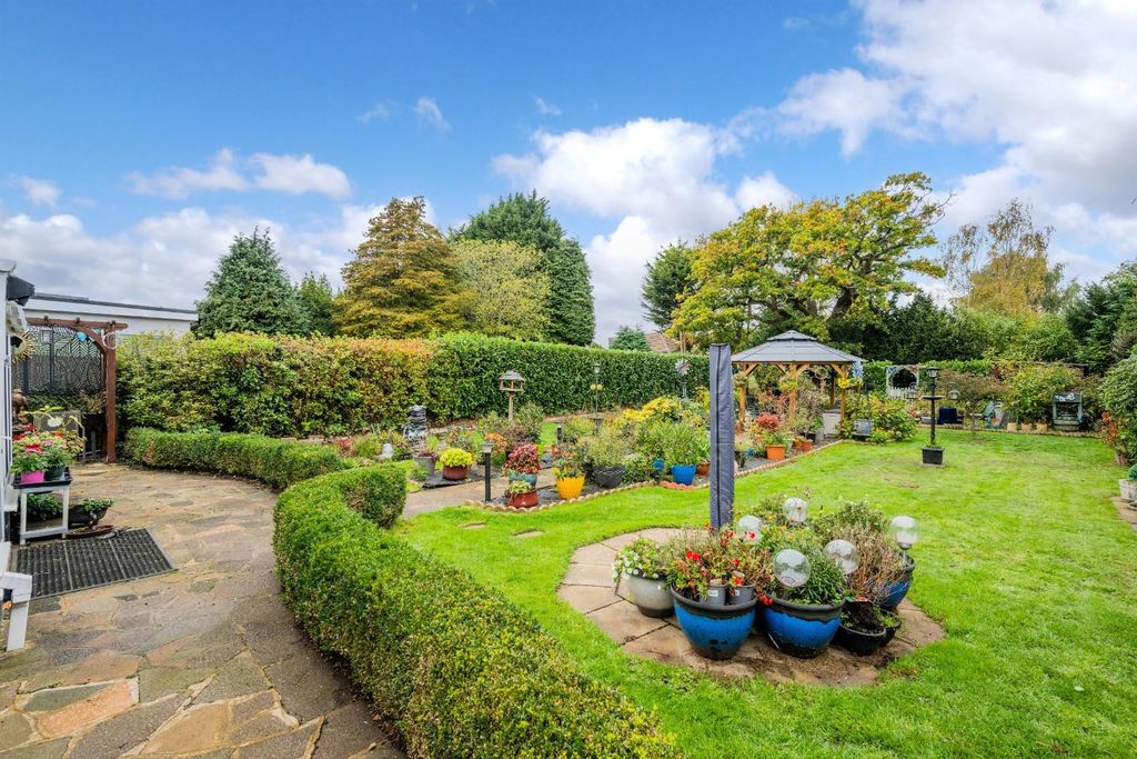 Property photo 3 of 15 Waterer Gardens (13).Jpg