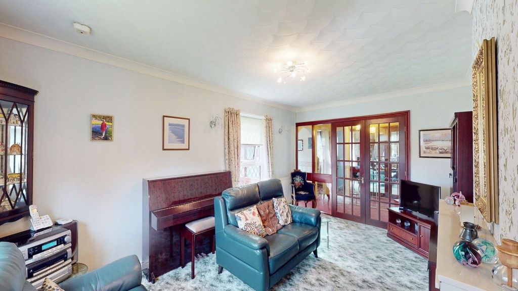 Property photo 3 of 14 Lounge