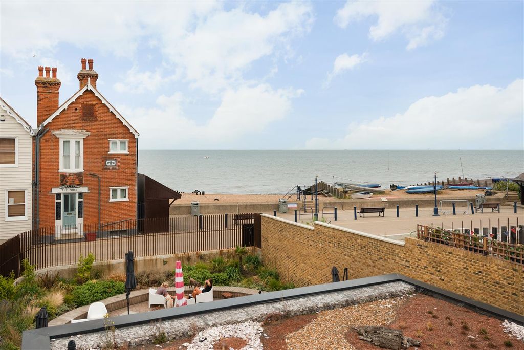 Property photo 2 of 17 Sea Street, Whitstable