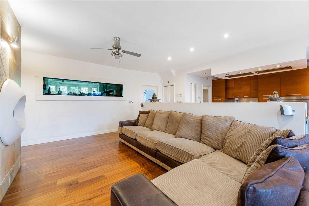 Property photo 2 of 52 41 Oaklands Avenue, Isleworth Tw7-12.Jpg