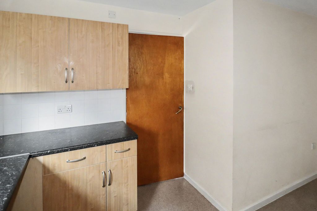 Property photo 2 of 18 32 Shelley Grove, Bradford, West Yorkshire, Bd8 0Jz
