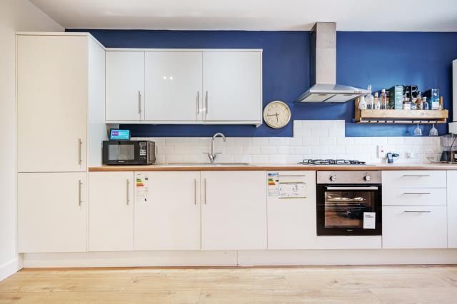 Property photo 2 of 11 Kitchen