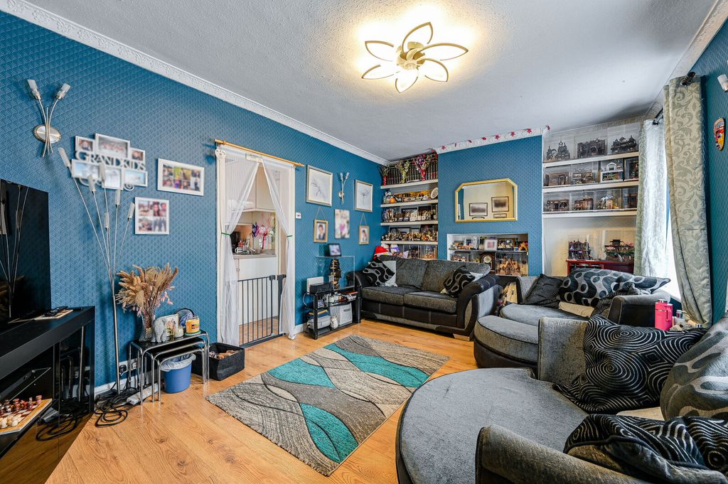 Property photo 2 of 23