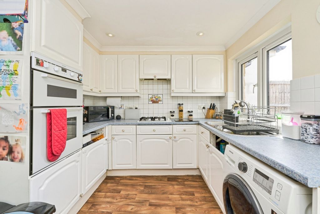 Property photo 2 of 11 Kitchen