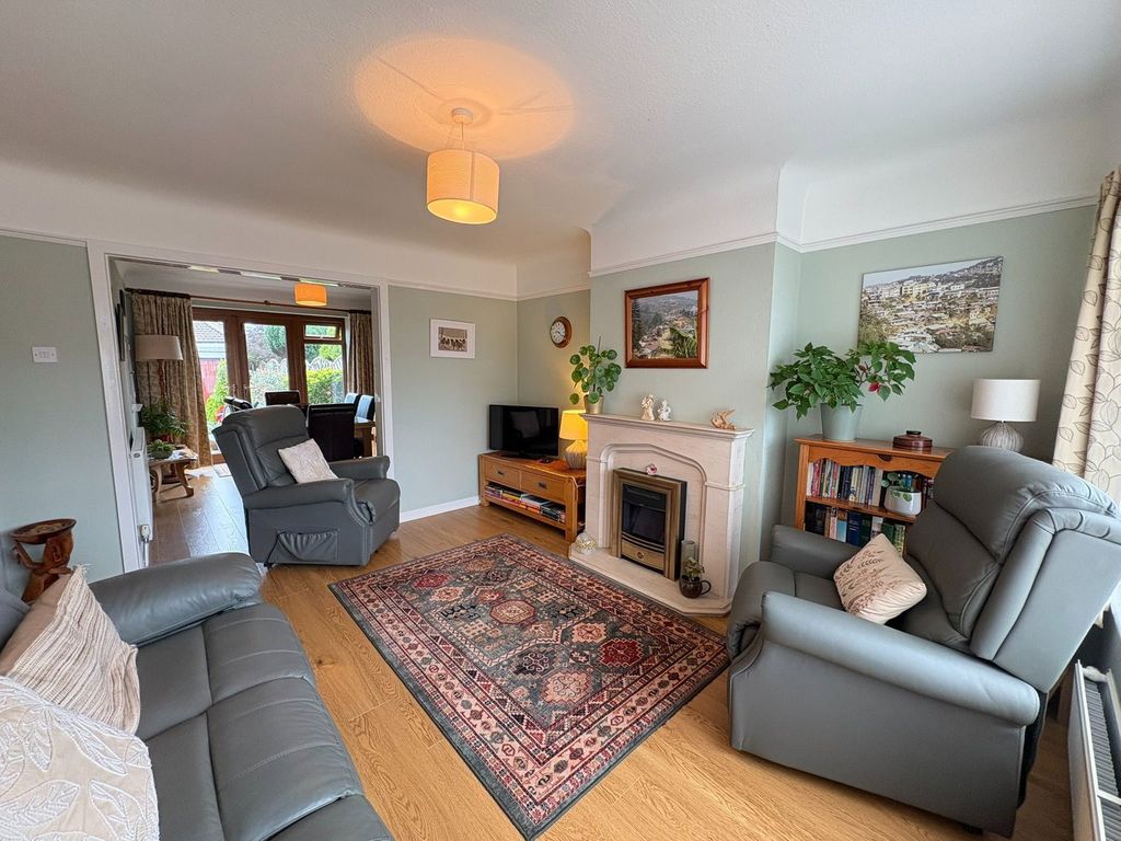 Property photo 2 of 33
