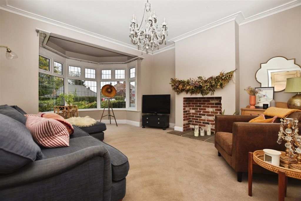 Property photo 3 of 18 Lounge