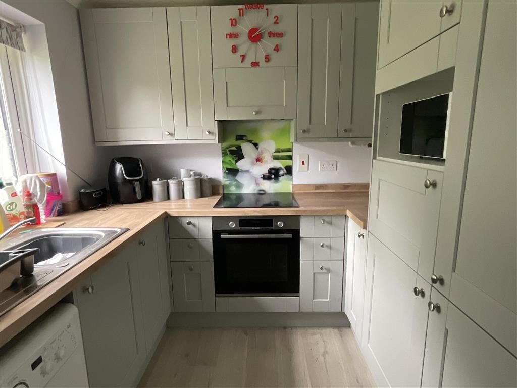 Property photo 3 of 11 Kitchen