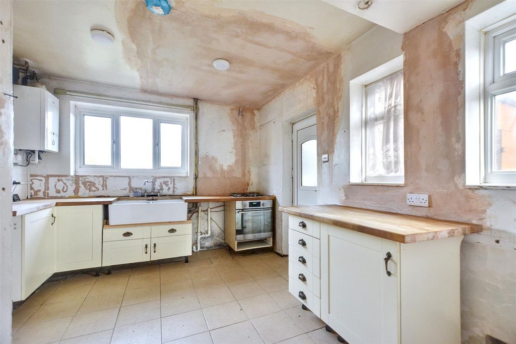 Property photo 3 of 28 Kitchen