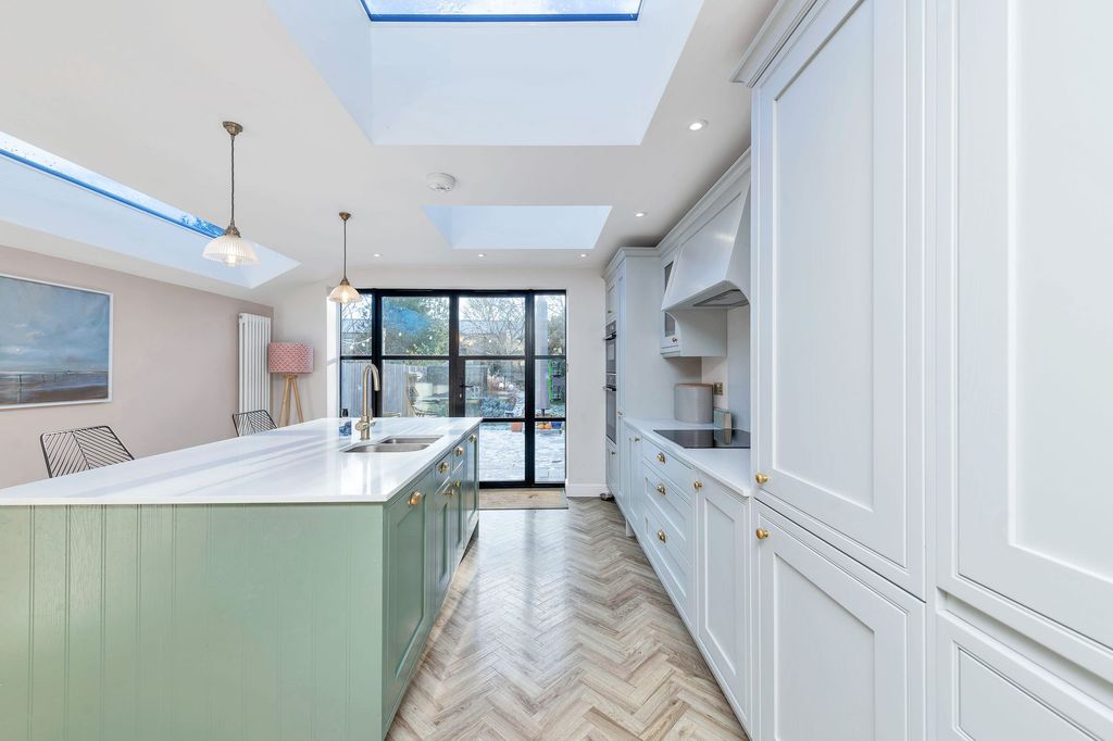 Property photo 2 of 25