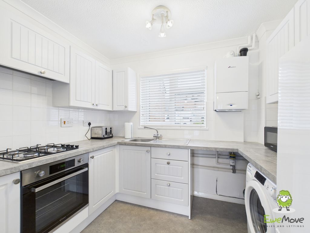 Property photo 2 of 11 Ewemove Estate Agents Basingstoke - Paterson Close
