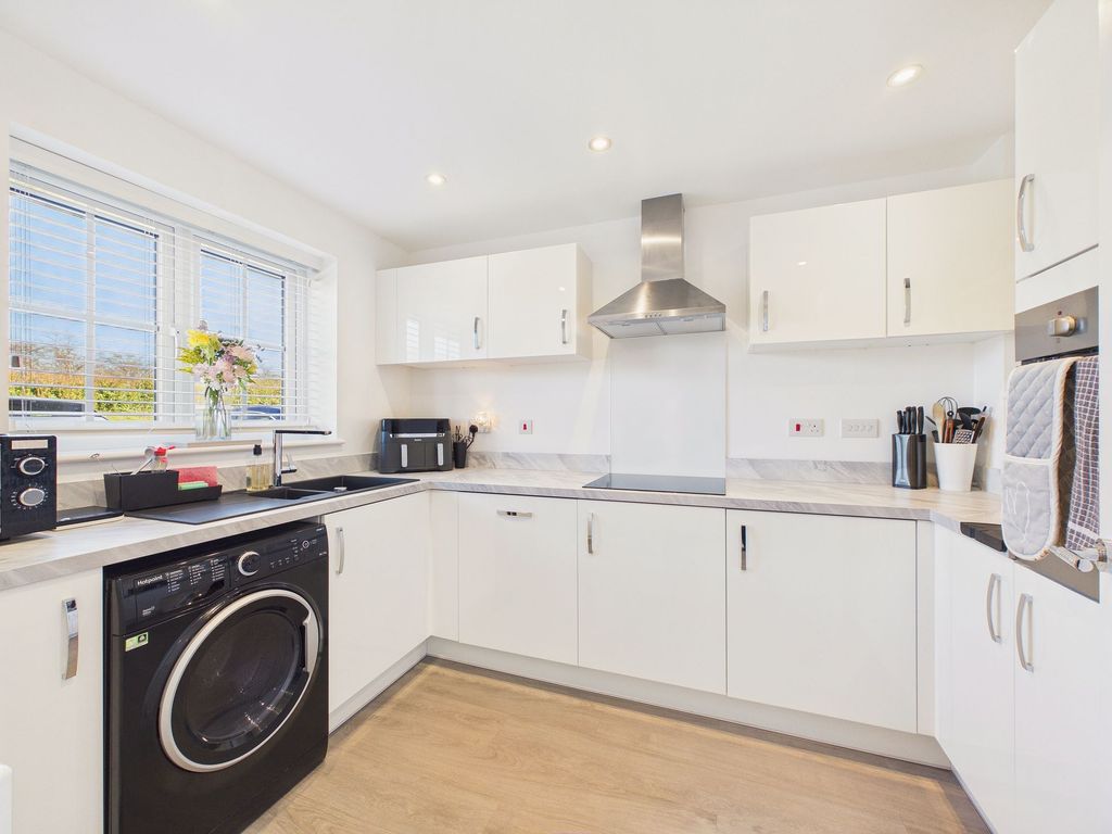 Property photo 3 of 12 Kitchen