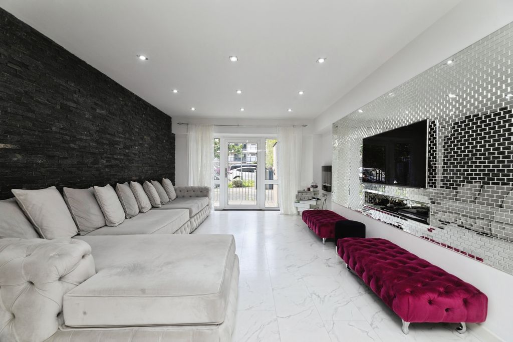 Property photo 1 of 19 Fs_250929_13