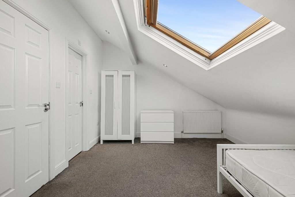 Property photo 2 of 14 A Bright And Tidy Double Bedroom Featuring A Slant...