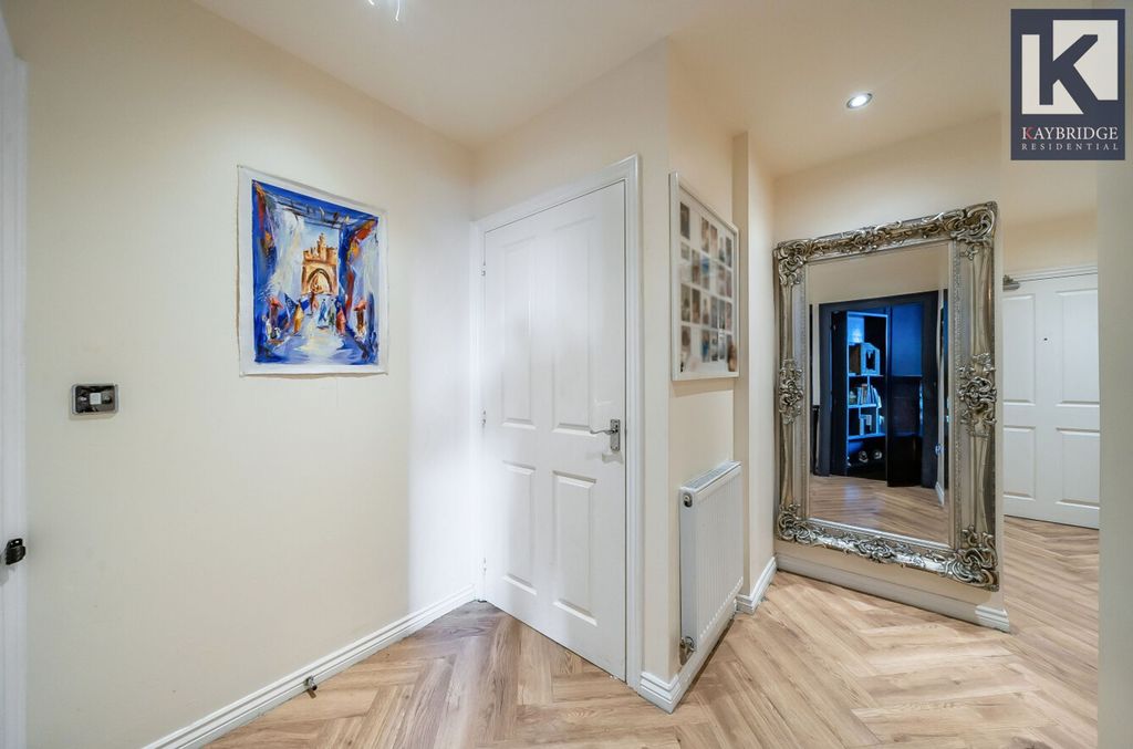Property photo 2 of 19 Saxon House, London Road, Sm6 7An
