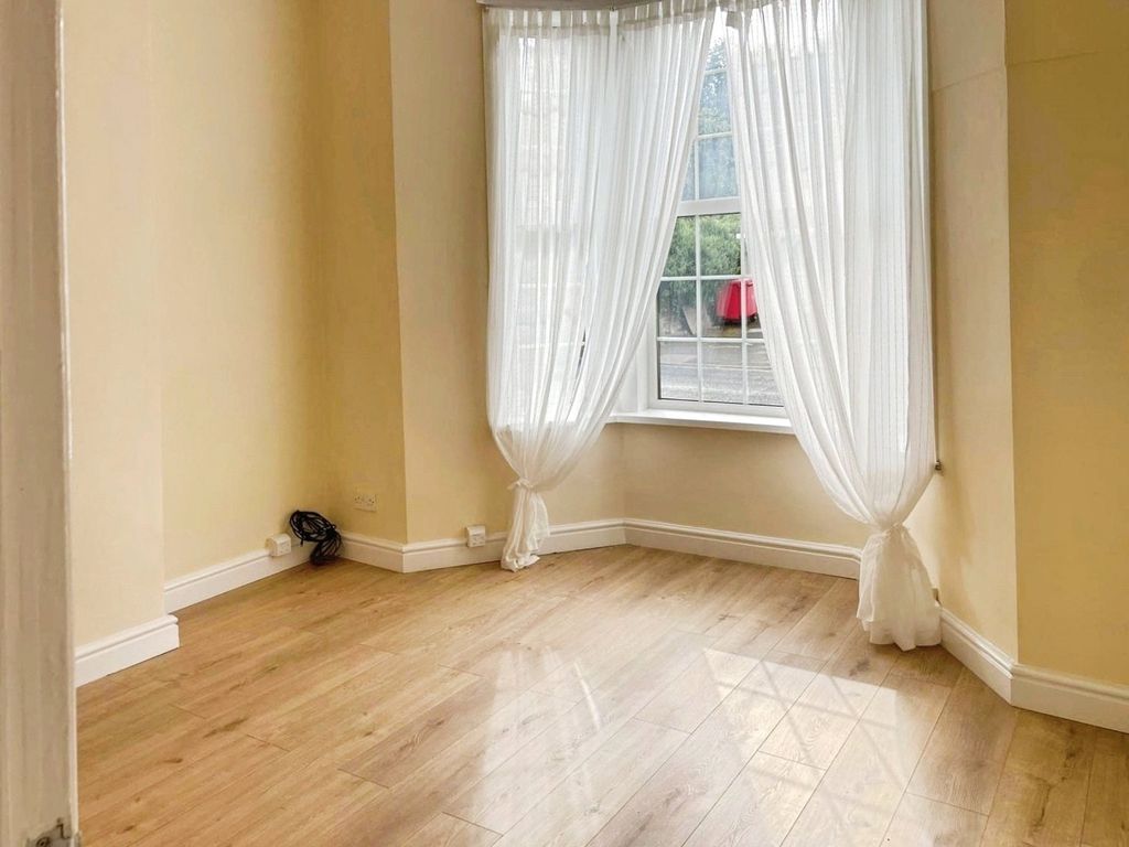 Property photo 3 of 6 Living Room