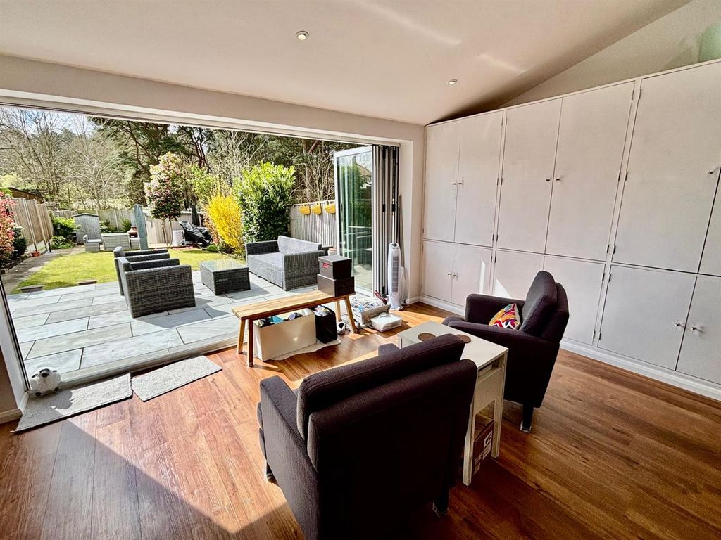 Property photo 2 of 15 Sitting Area.Jpeg