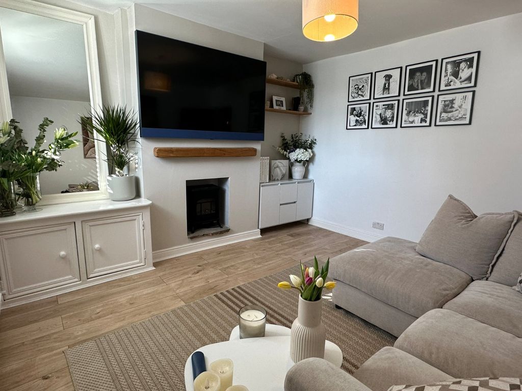 Property photo 2 of 16 Lounge