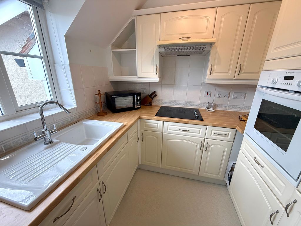 Property photo 3 of 11 32 Pegasus Kitchen 1