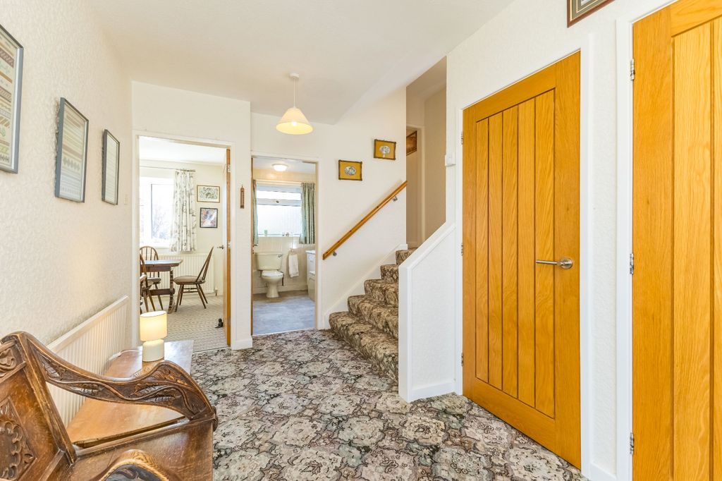 Property photo 3 of 20 Entrance Hall