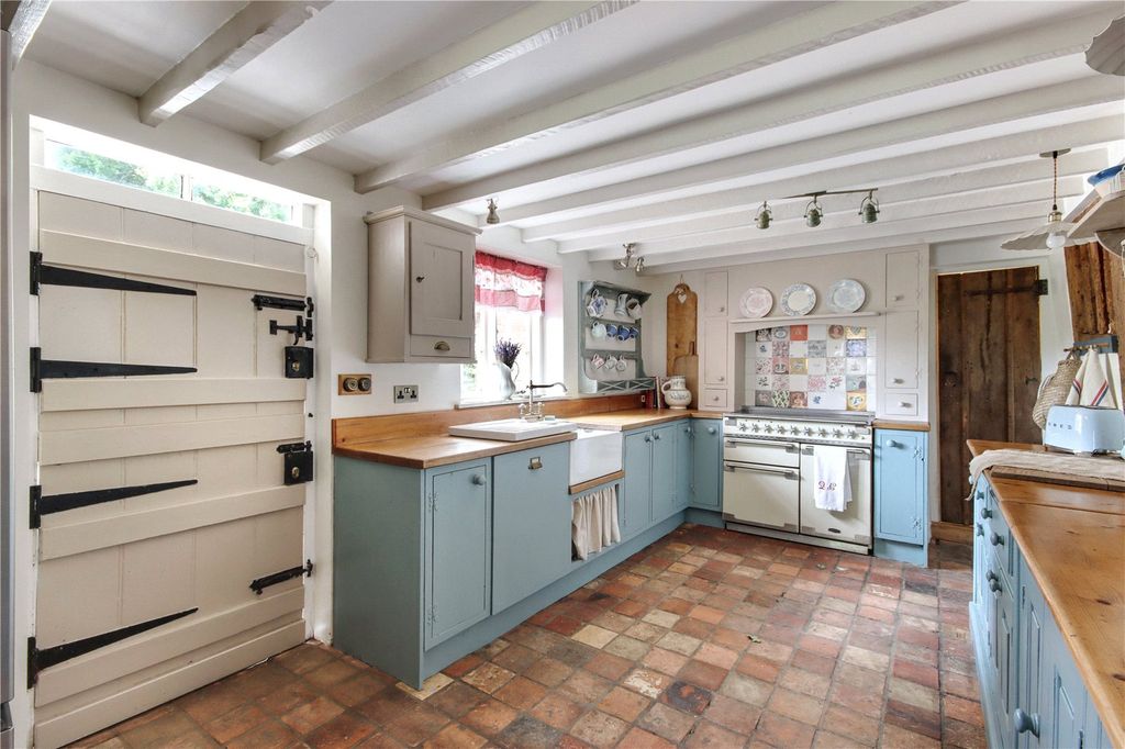 Property photo 3 of 12 Kitchen