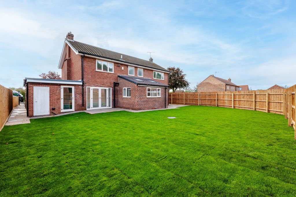 Property photo 2 of 33