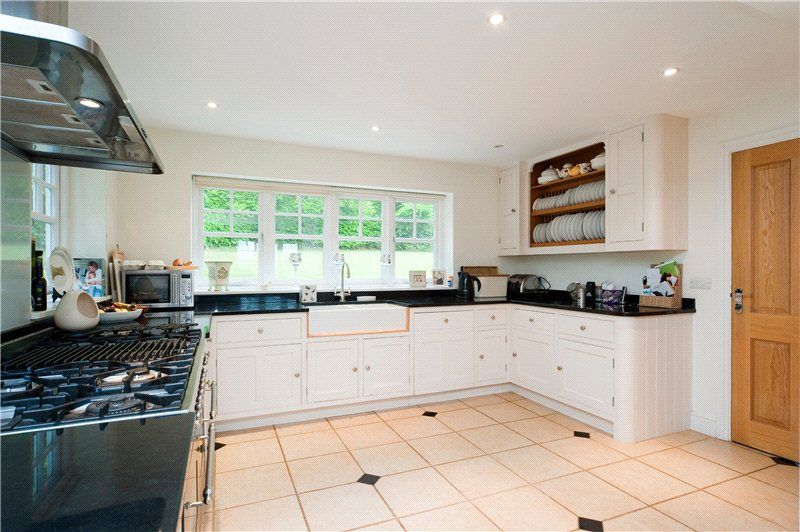 Property photo 3 of 10 Kitchen