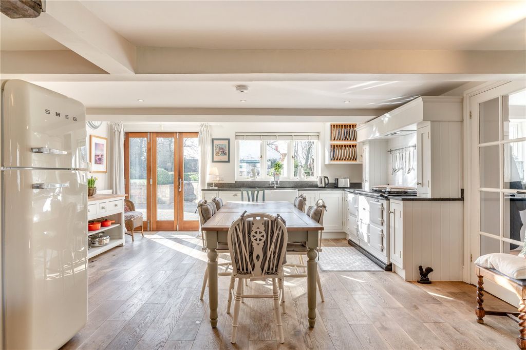 Property photo 3 of 31 Breakfast Kitchen