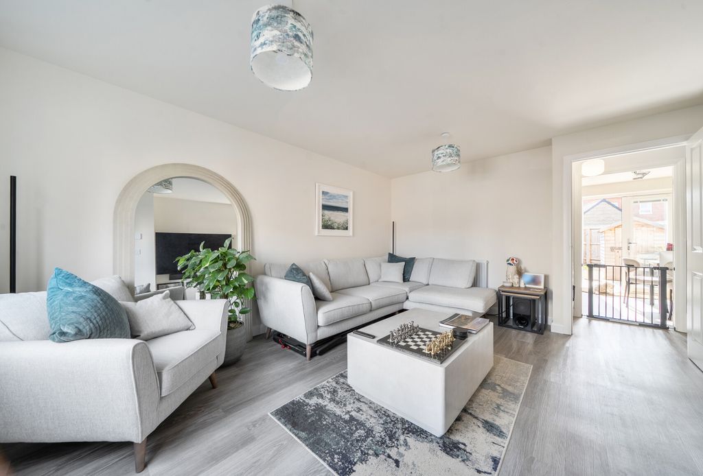Property photo 2 of 16 Lounge