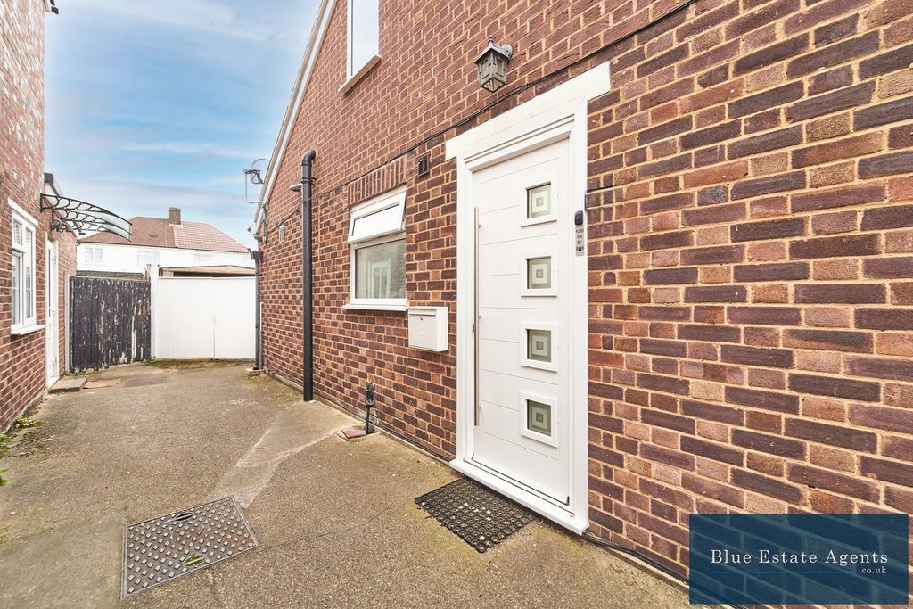 Property photo 3 of 27 Entrance