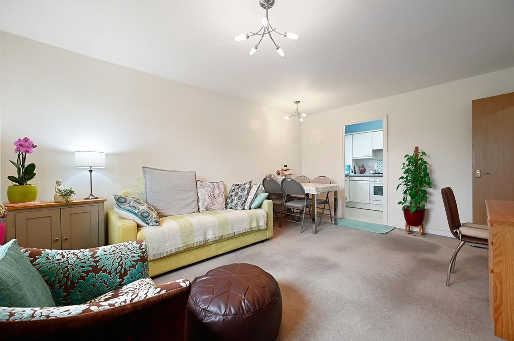 Property photo 3 of 9 Lr - Flat 11, Lion Court - 21 (1).Jpg
