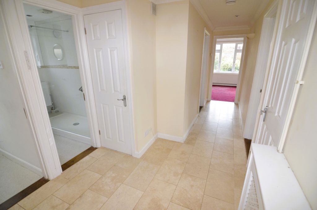 Property photo 2 of 12 Entrance Hall