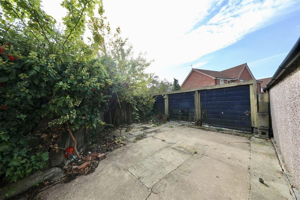 Property photo 3 of 13 Garages