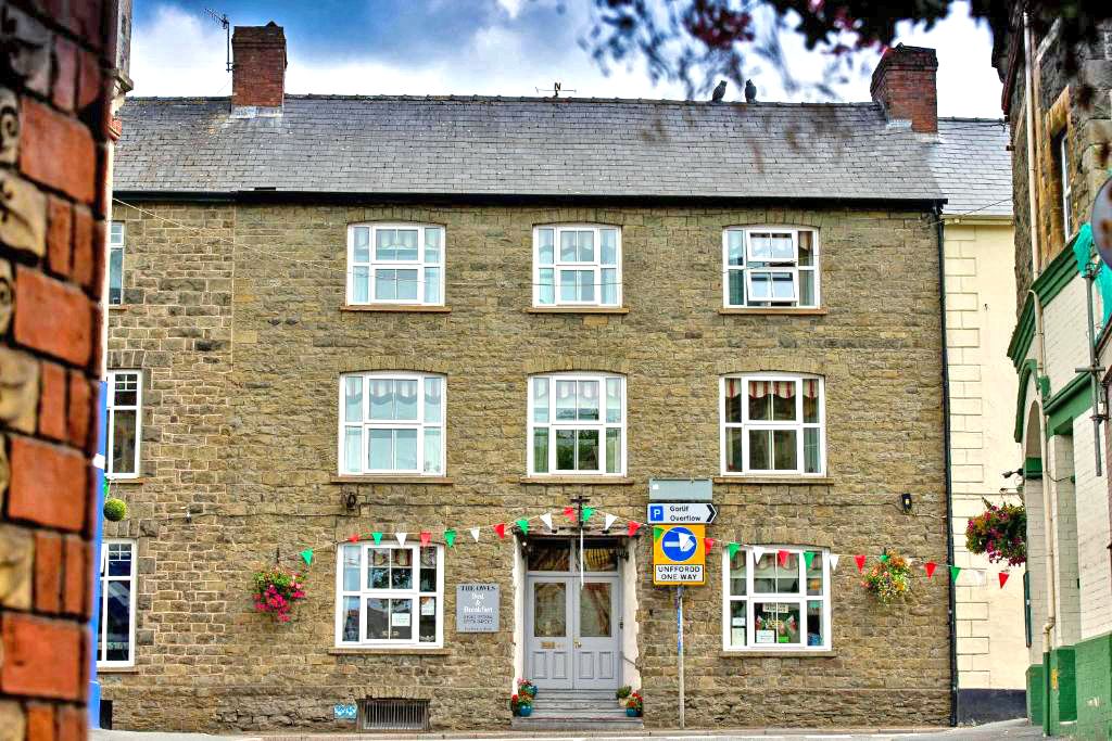 Property photo 1 of 12