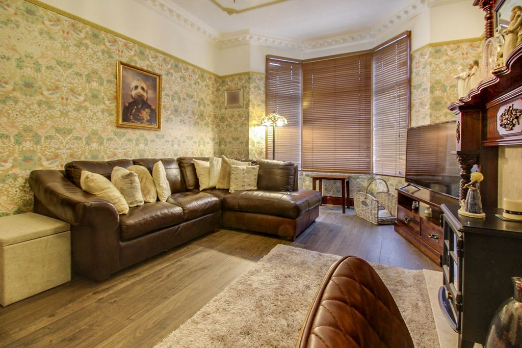 Property photo 3 of 35 Lounge