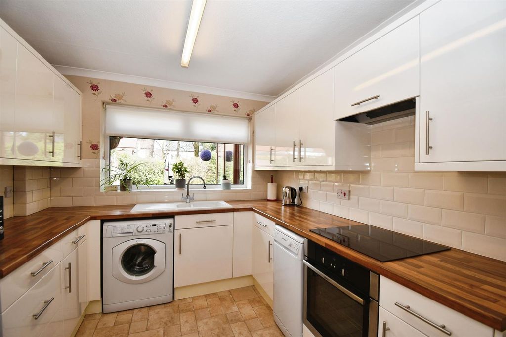Property photo 3 of 18 Kitchen