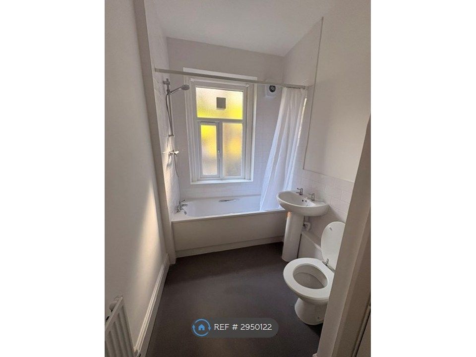 Property photo 2 of 10 Bathroom