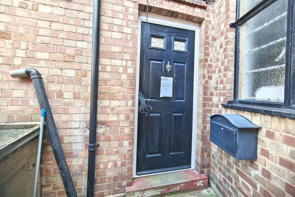 Property photo 3 of 4 26A Crown Lane, Morden, Surrey Sm4 5Bl