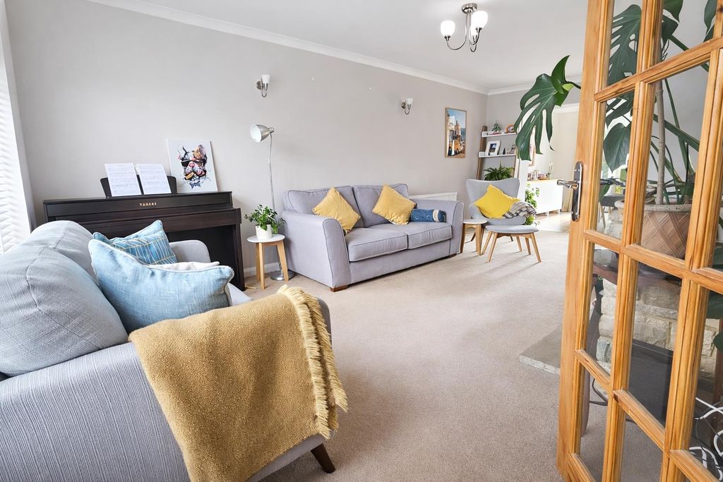 Property photo 3 of 16 Lounge B.Jpg