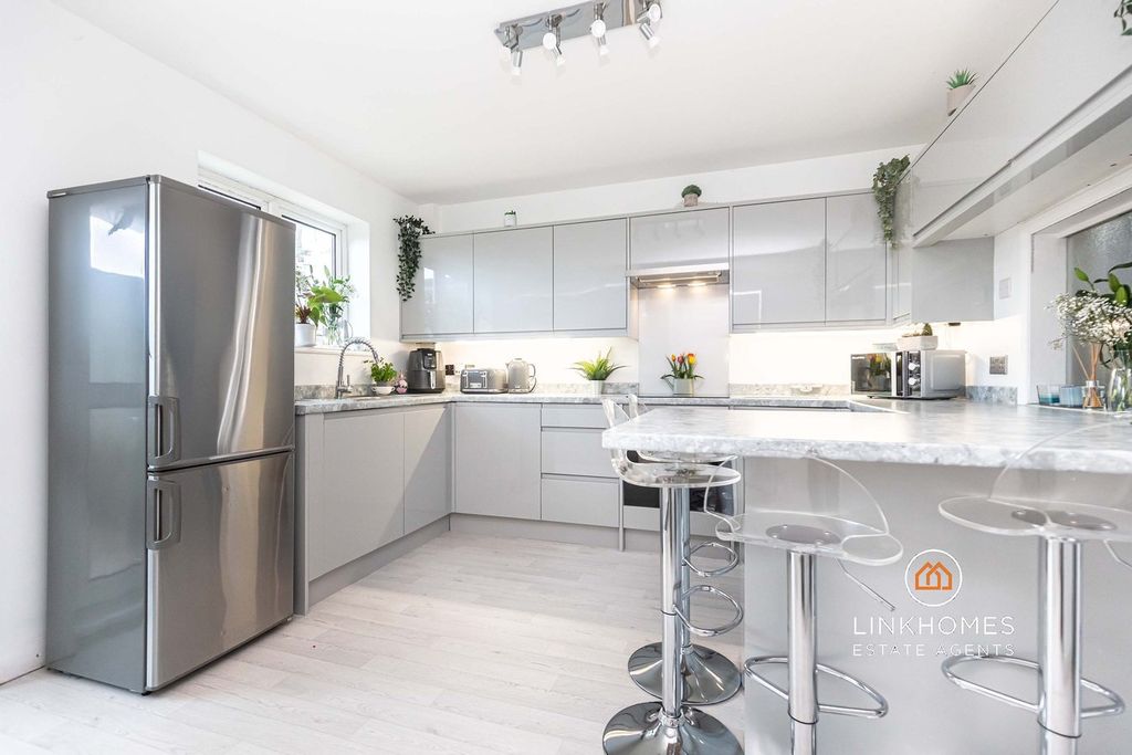 Property photo 2 of 30