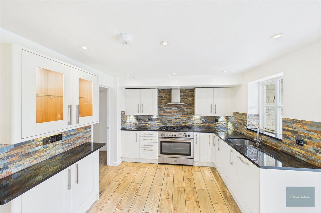 Property photo 2 of 22 Picture No. 16