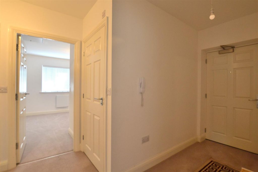 Property photo 2 of 11 Entrance Hall.Jpg