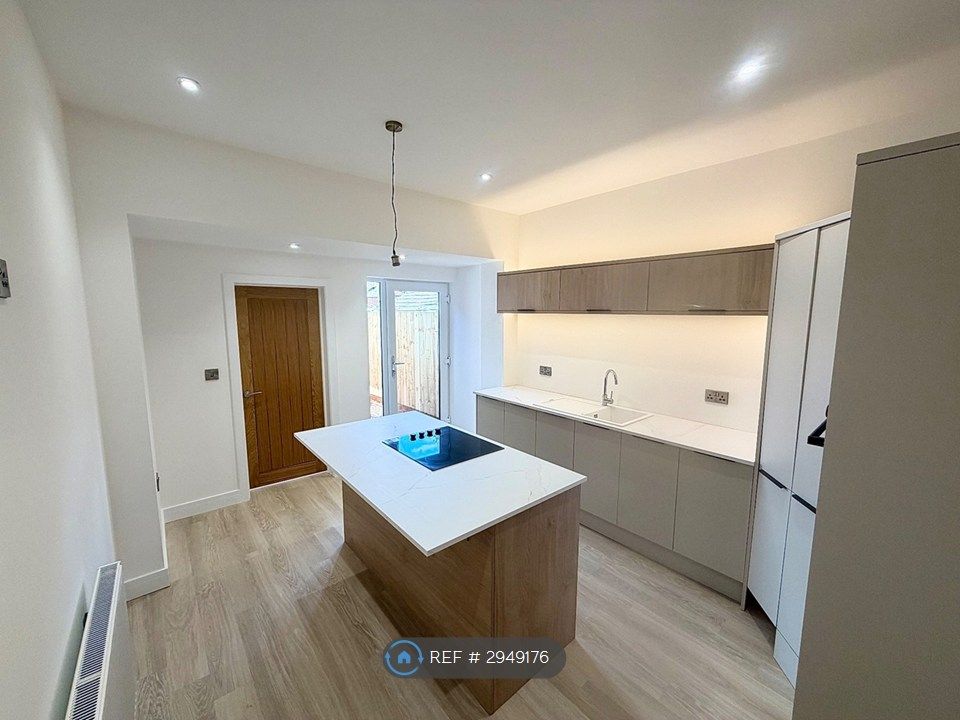 Property photo 3 of 11 Kitchen