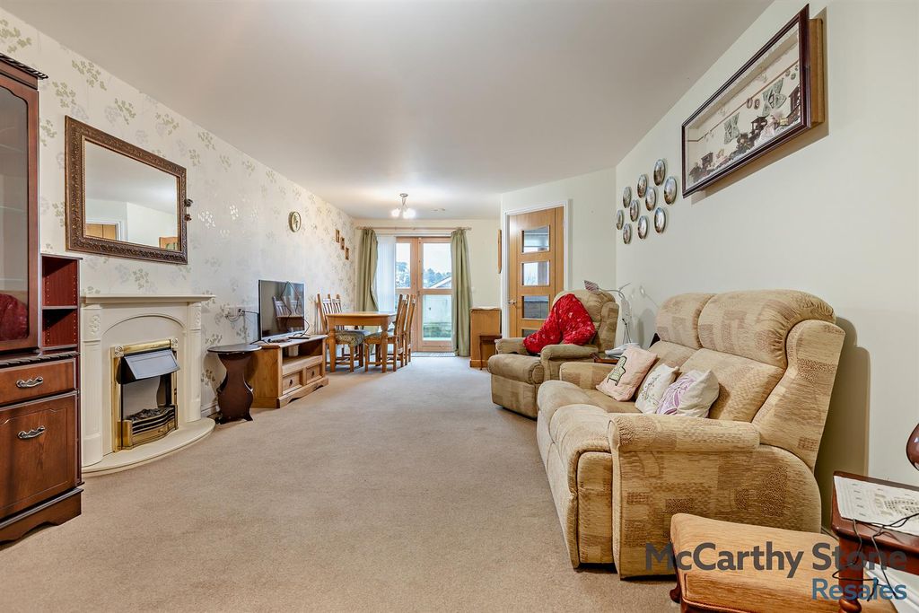 Property photo 3 of 21 Living Room