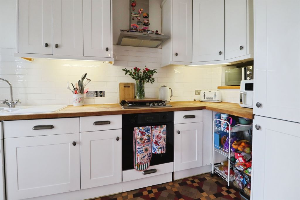 3 bed terraced house for saleClaremont Avenue, Rumney, Cardiff CF3 photo 5